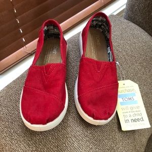New Girl Tom’s, never worn. Color red, size 2.